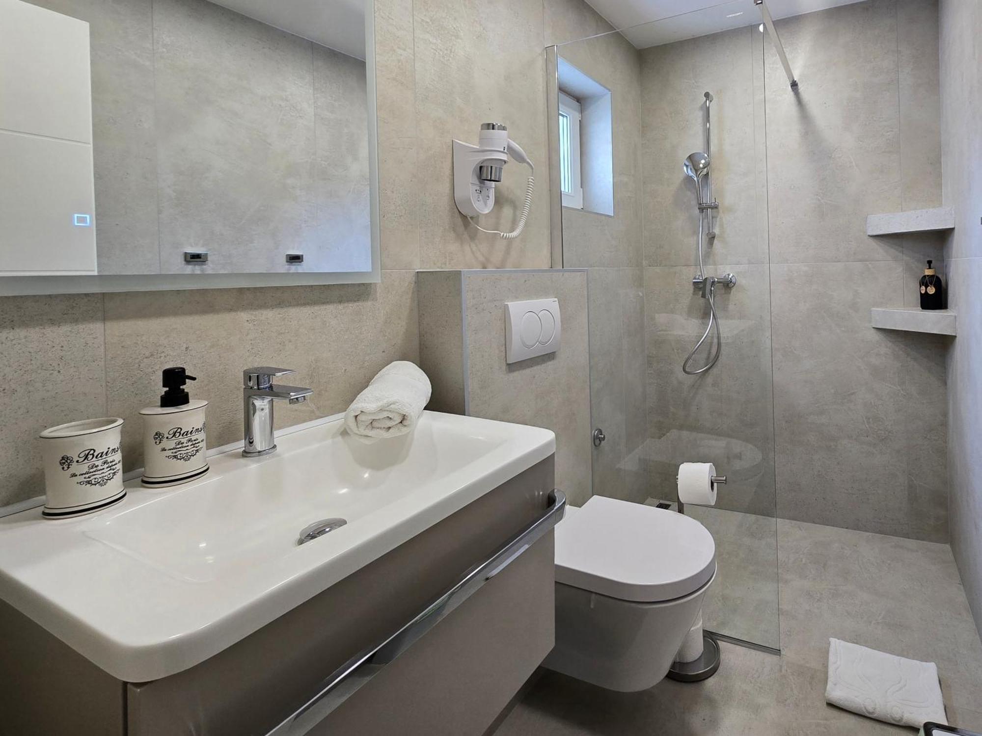 Apartments Goro Podstrana Rom bilde